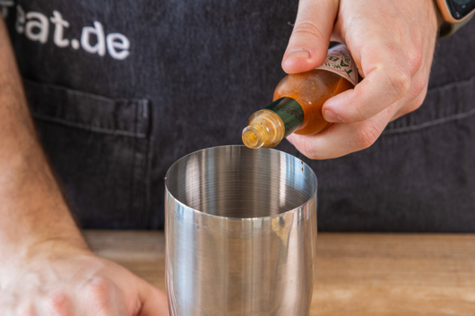 Tabasco in den Shaker geben