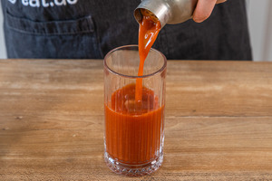 Virgin Bloody Mary ohne Alkohol in ein Longdrinkglas füllen