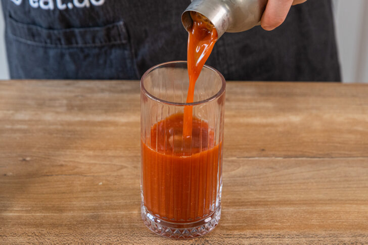 Virgin Bloody Mary ohne Alkohol in ein Longdrinkglas füllen