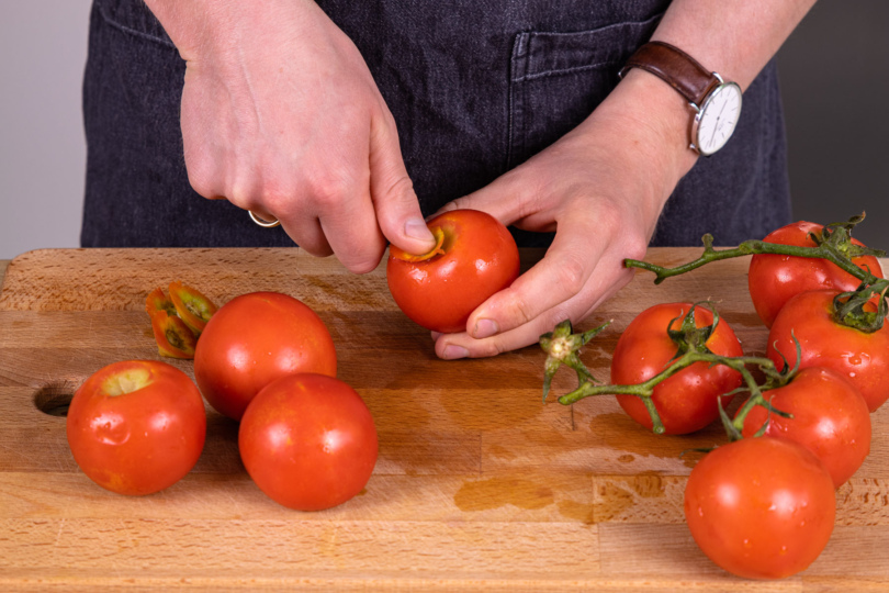 Tomaten Strunk entfernen