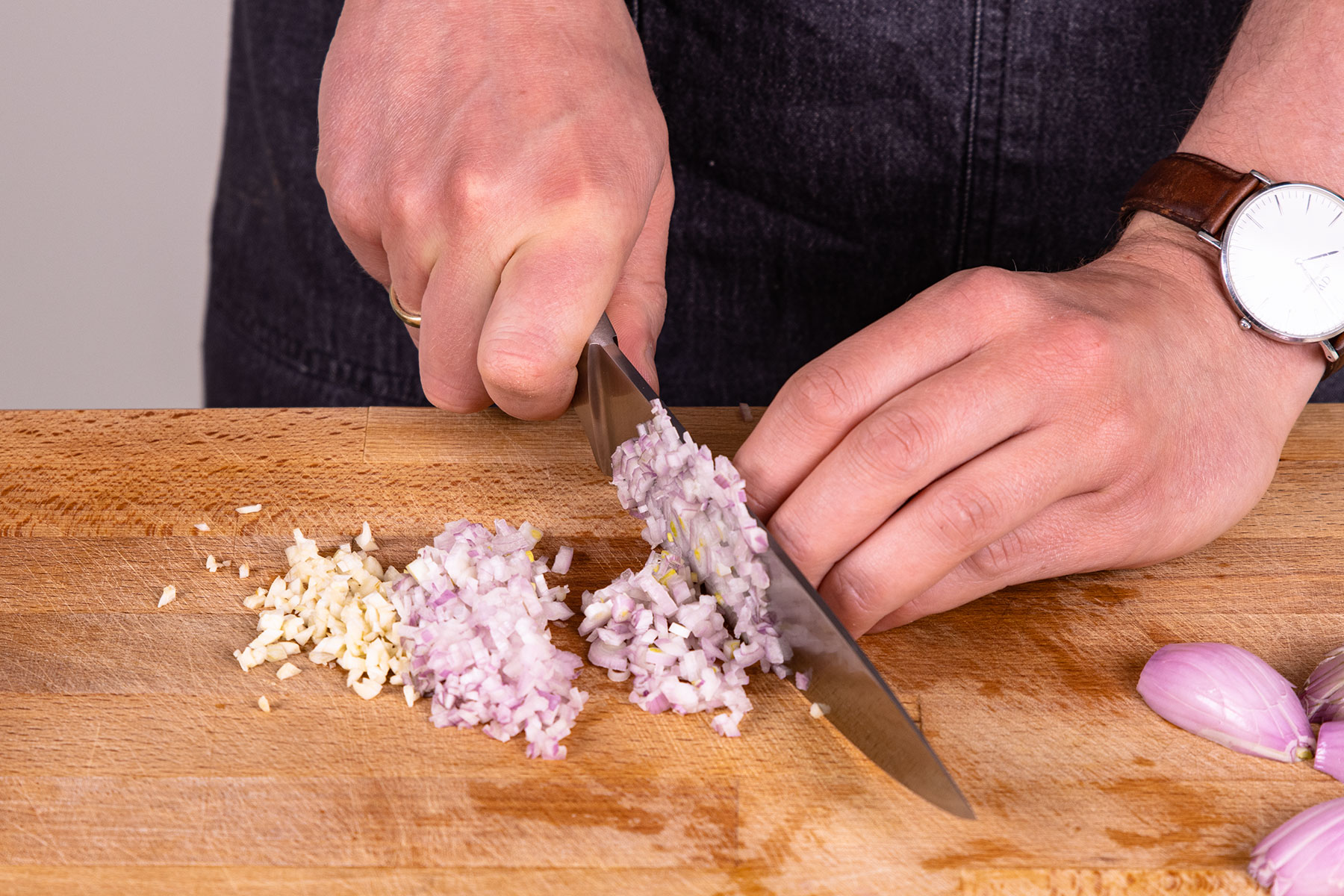 Knoblauch und Scharlotten schneiden