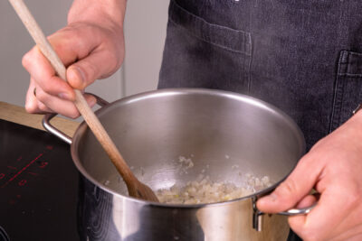 Knoblauch und Schalotten anschwitzen