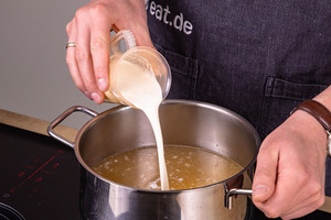 Sahne dazugießen