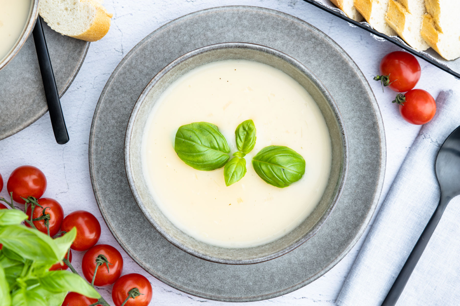 Cremige Rote-Bete-Suppe mit Sahne | Rezept - eat.de