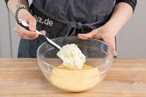 Sahne in die Zitronencreme einrühren