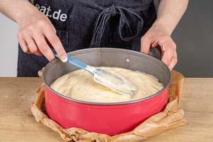 Biskuitteig in Springform verteilen