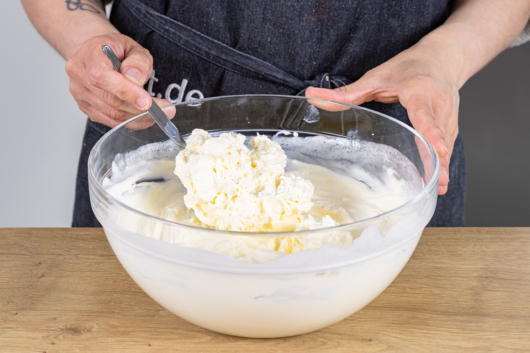 Sahne unter Zitronencreme heben