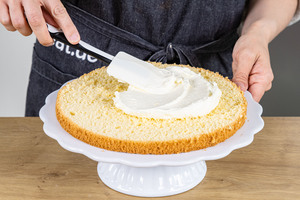 Tortenboden mit Zitronencreme bestreichen