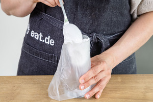 Baisermasse in Spritzbeutel füllen