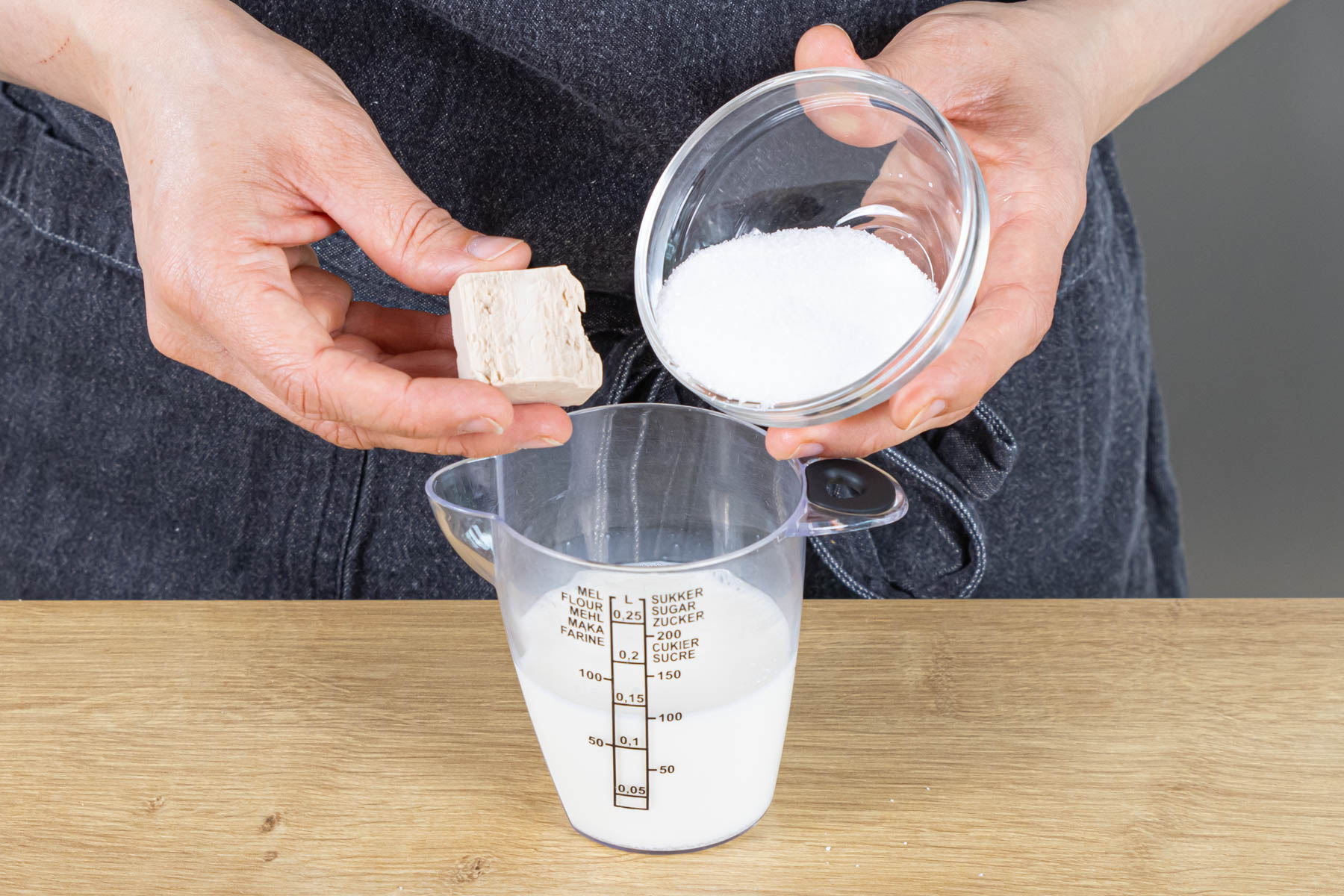 Milch mit Zucker und Hefe mischen