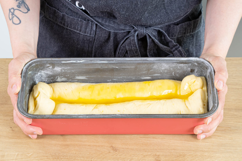 Zitronenhefekuchen mit Lemon-Curd-Füllung in der Kastenform gehen lassen
