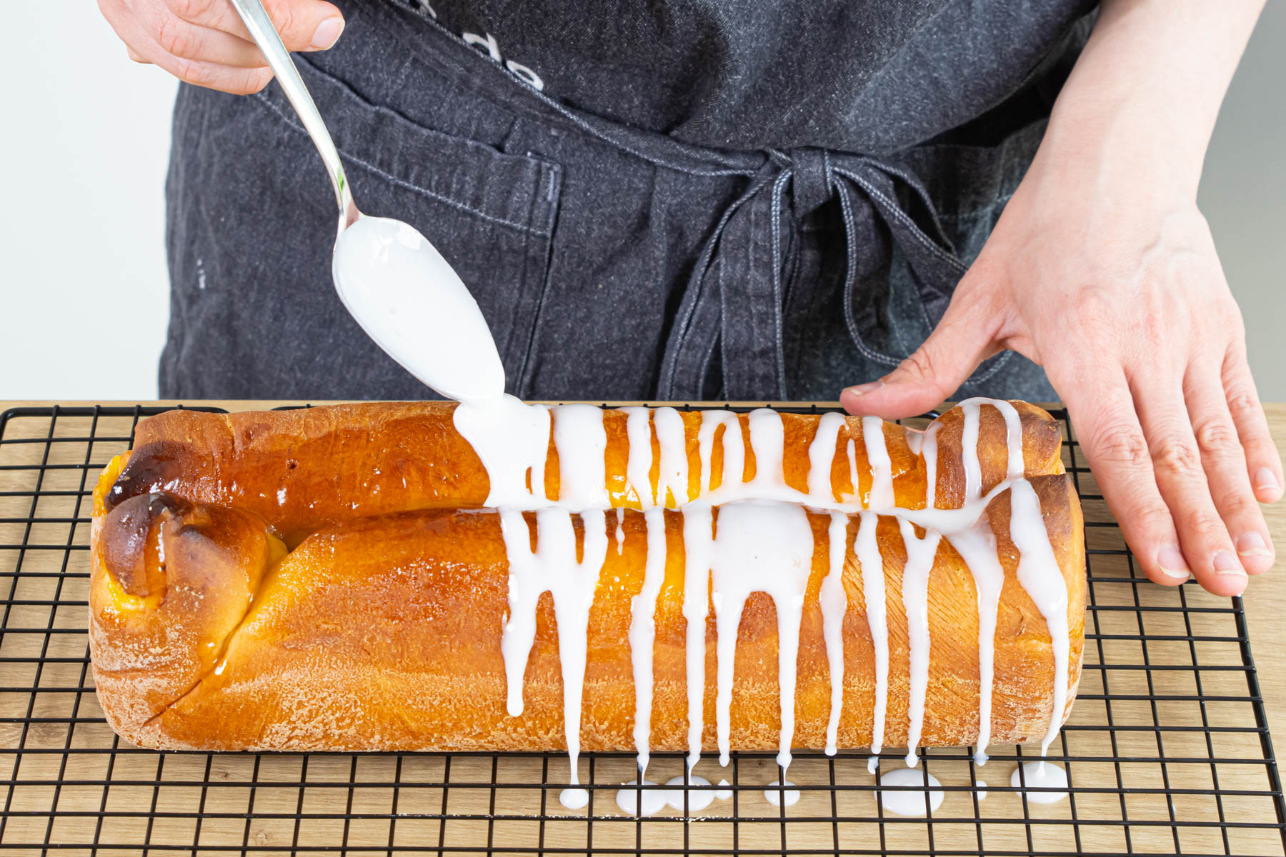 Zitronenhefekuchen mit Lemon-Curd-Füllung mit Zuckerguss dekorieren