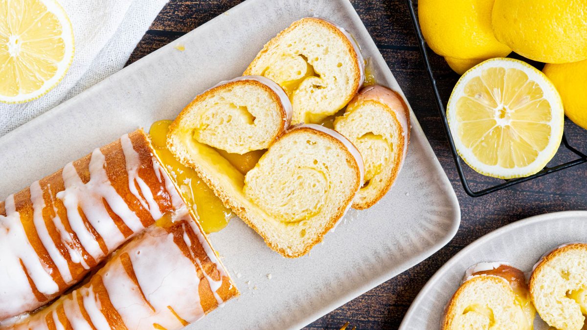 Zitronenhefekuchen mit Lemon-Curd-Füllung