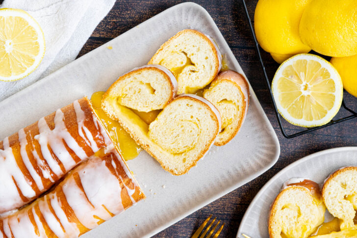 Zitronenhefekuchen mit Lemon-Curd-Füllung