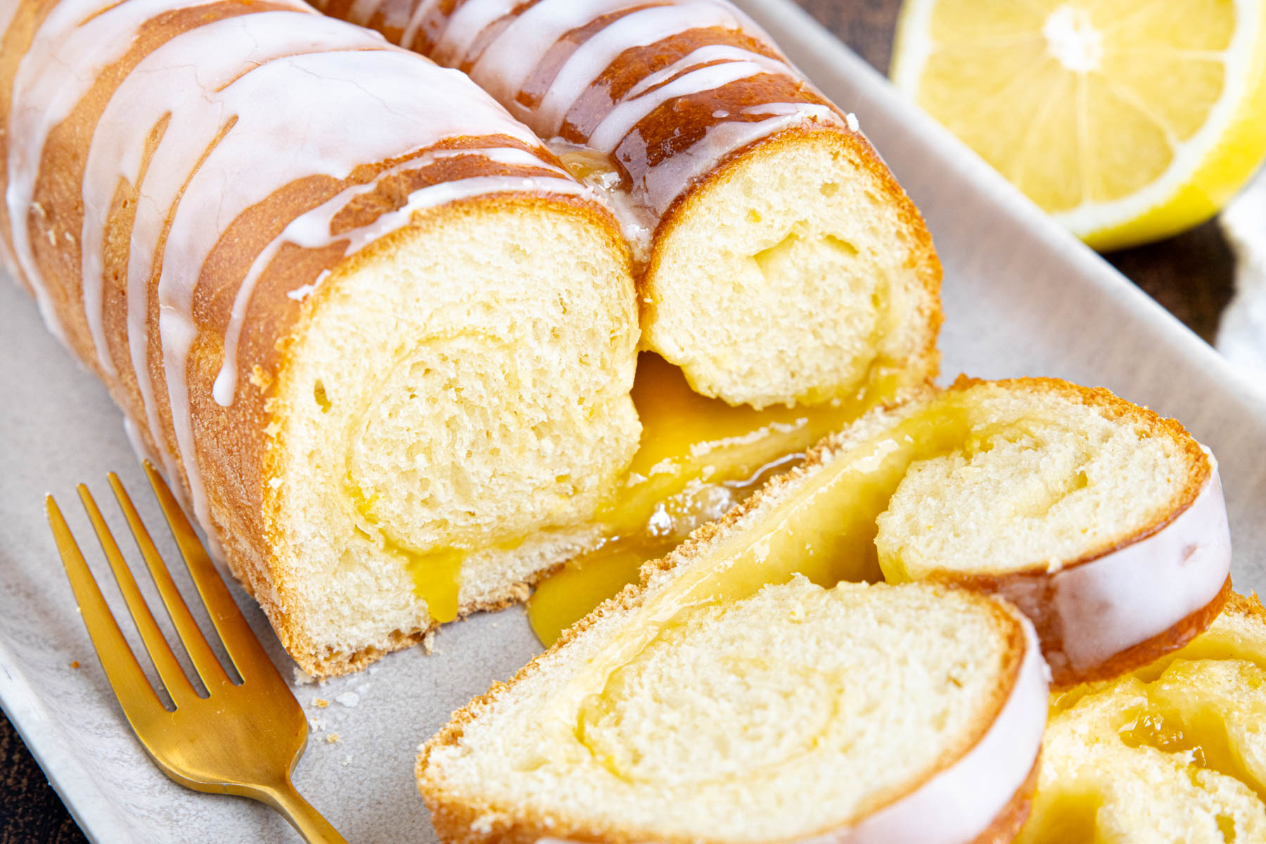 Zitronenhefekuchen mit Lemon-Curd-Füllung