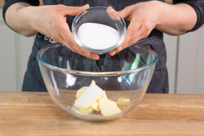Den Zitronenabrieb, Salz und Zucker mit zimmerwarmer Butter aufschlagen.