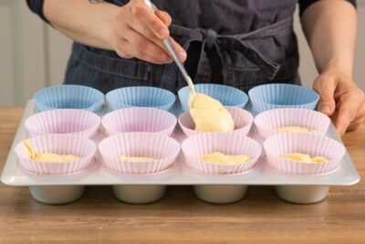 Teig in Muffinförmchen geben
