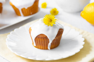 Ein fertiger Zitronenmuffin.