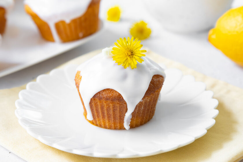 Ein fertiger Zitronenmuffin.