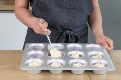 Teig für die Apfelmuffins in die Förmchen füllen