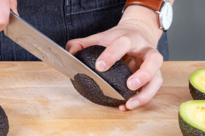 Rundung der Avocado abschneiden