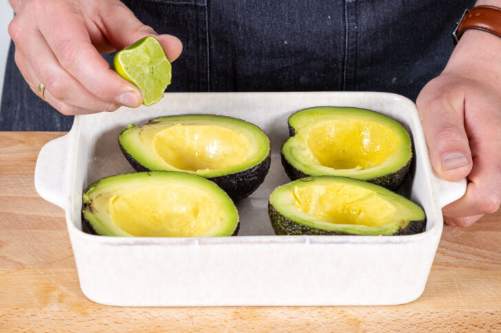 Avocados mit Limettensaft betreufeln