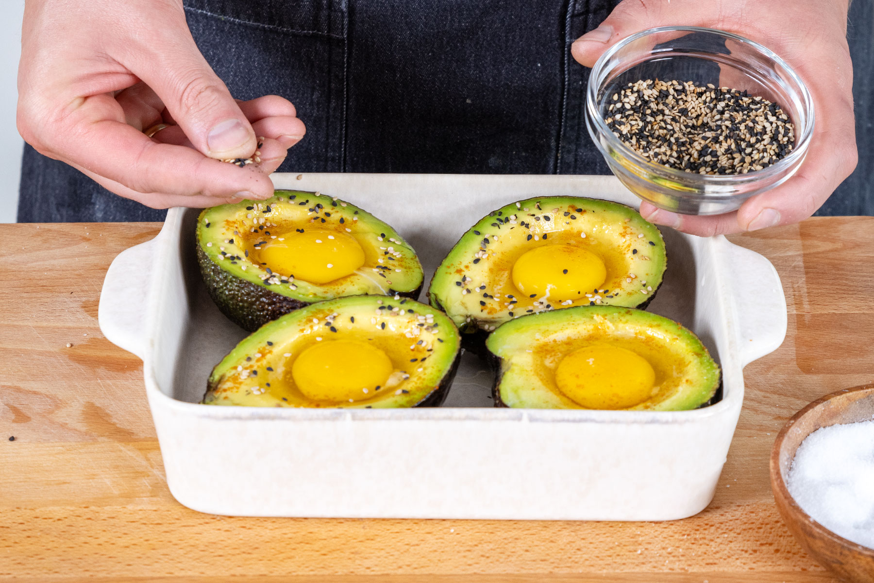 Avocado-Eier mit Sesam bestreuen