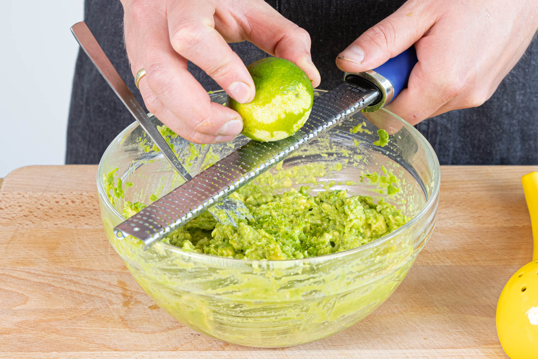Limettenschale und -Saft zur Avocado geben