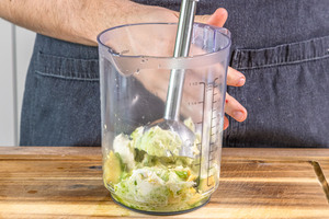 Avocadocreme mit Frischkäse pürieren