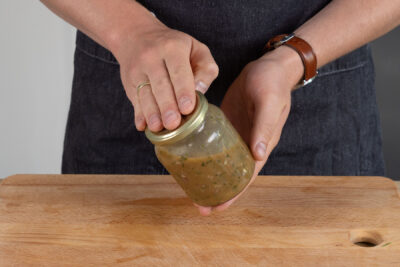 Die Balsamico-Vinaigrette im Schraubglas gut durschütteln.