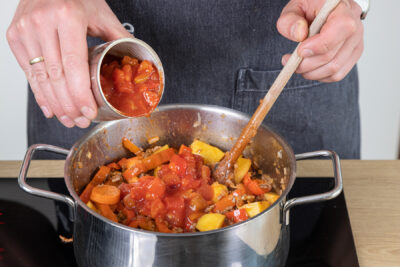 Tomaten dazugeben