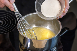 Mehl zur Butter geben
