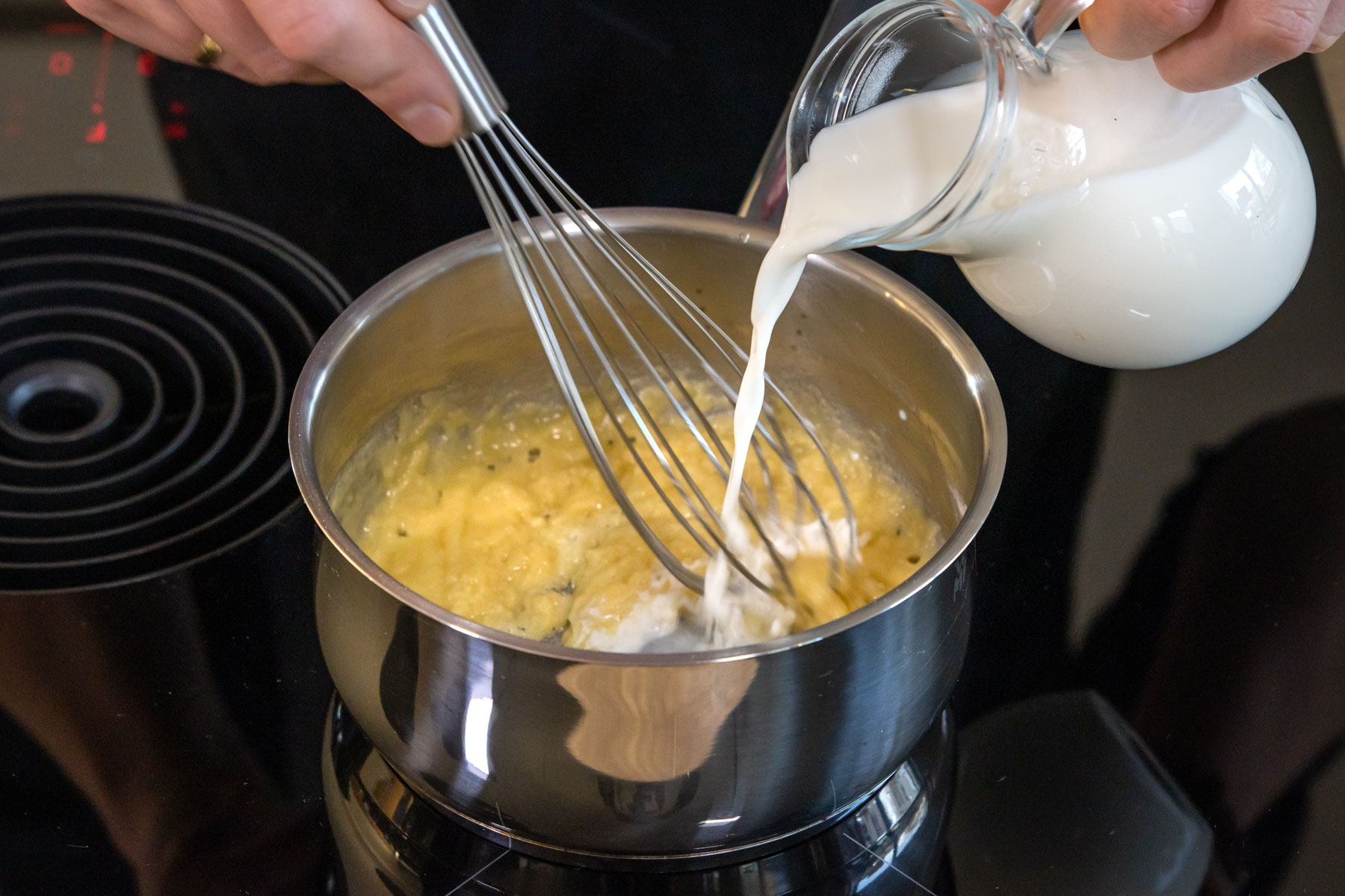 Milch zur Mehlschwitze geben