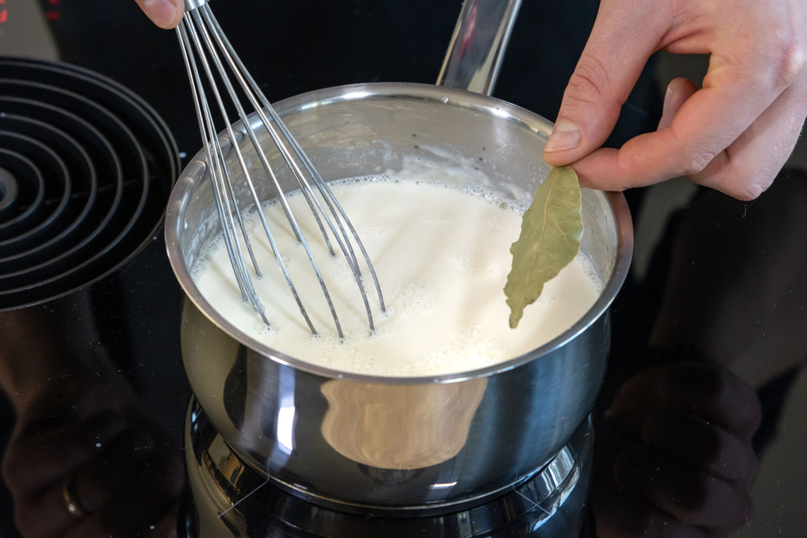 Béchamelsauce für Lasagne selber machen | Grundrezept - eat.de