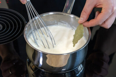 Lorbeerblatt in Béchamelsauce geben