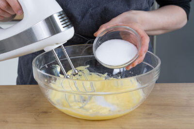 Die Butter mit dem Zucker  