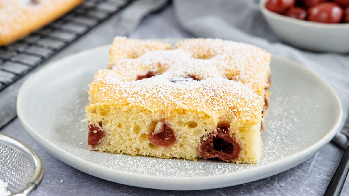 Blitzkuchen mit Sauerkirschen | Rezept - eat.de