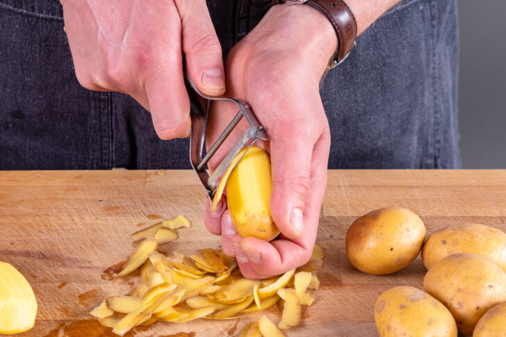 Kartoffeln schälen