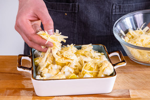 Blumenkohl-Sauce hollondaise-Auflauf mit Käse bestreuen