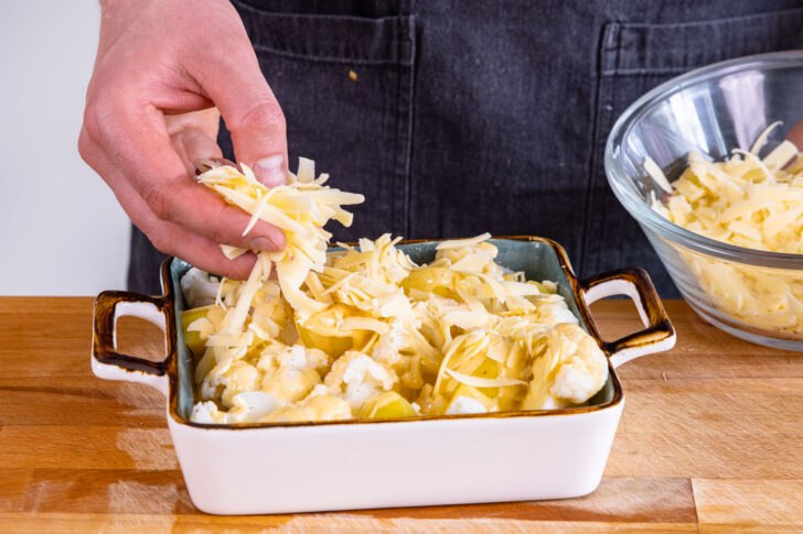 Blumenkohl-Sauce hollondaise-Auflauf mit Käse bestreuen