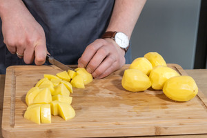 Kartoffeln in Würfel schneiden