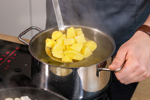 Kartoffeln und Blumenkohl vorkochen