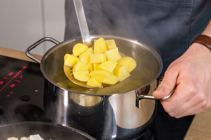Kartoffeln und Blumenkohl vorkochen