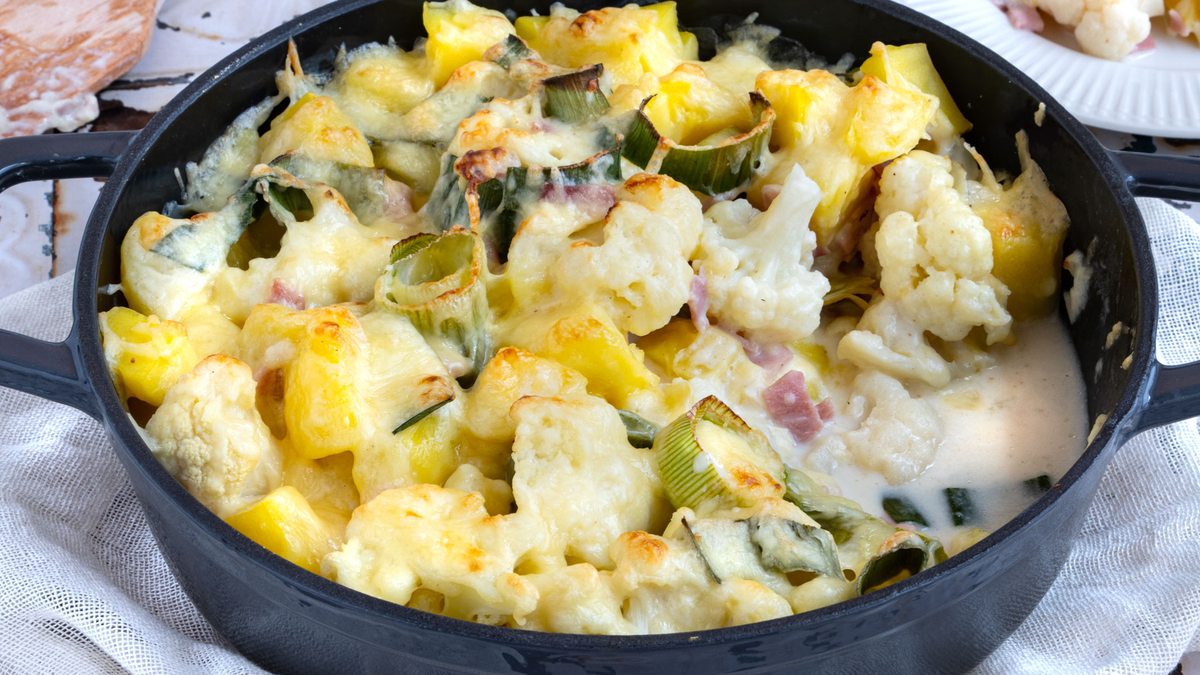 Blumenkohlauflauf mit Kartoffeln und Schinken | Rezept