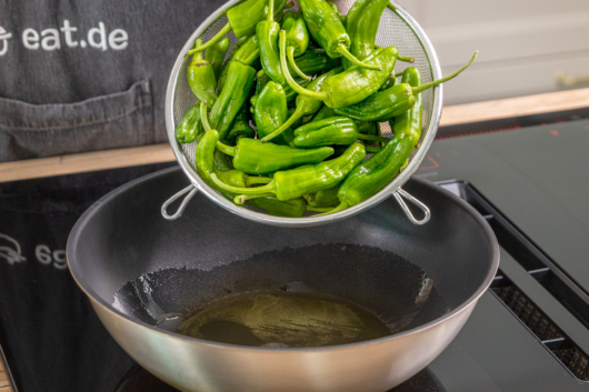 Paprika in die Pfanne geben