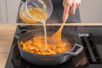 Gulasch mit Gemüsebrühe ablöschen