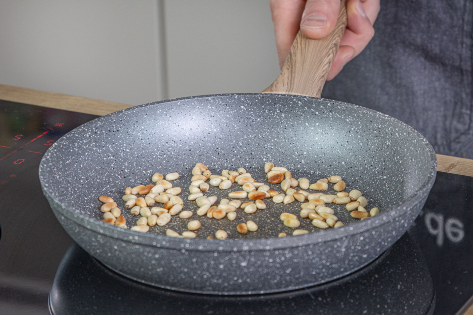 Brokkolisalat mit Pinienkernen | Rezept