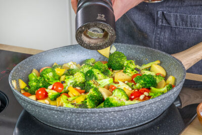Brokkoli-Salat mit Pinienkernen würzen