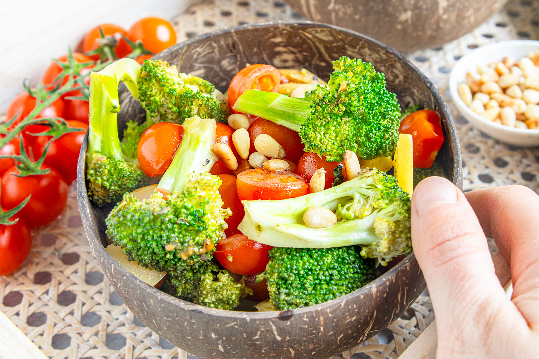Brokkoli-Salat mit Pinienkernen