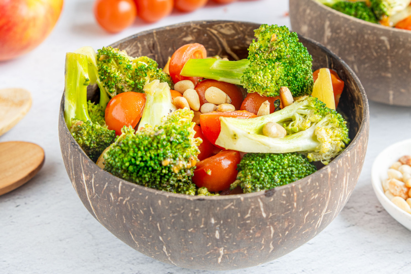 Brokkoli-Salat mit Pinienkernen